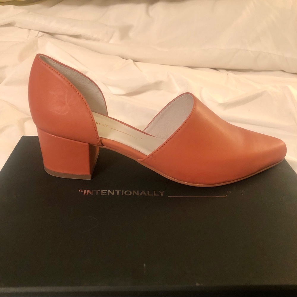 NWT Intentionally Blank Perf Heel Mule 37/7